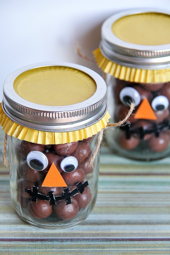 Scarecrow craft using leftover Halloween candy. 